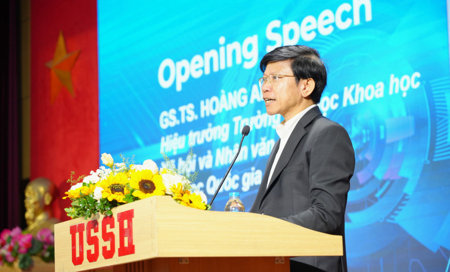 GS.TS Hoàng Anh Tuấn - Hiệu trưởng Trường Đại học Khoa học Xã hội và Nhân văn phát biểu khai mạc hội thảo.