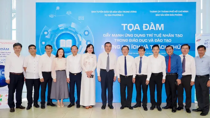 Đại diện Ban Tổ chức và các đại biểu chụp hình lưu niệm tại Tọa đàm. Ảnh: HOÀNG HÙNG